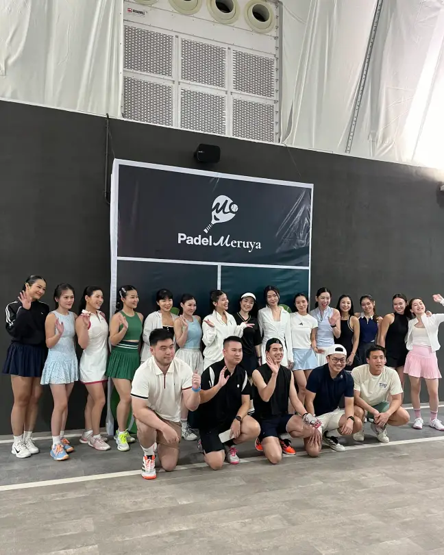 Group photo in front of the Padel Meruya banner